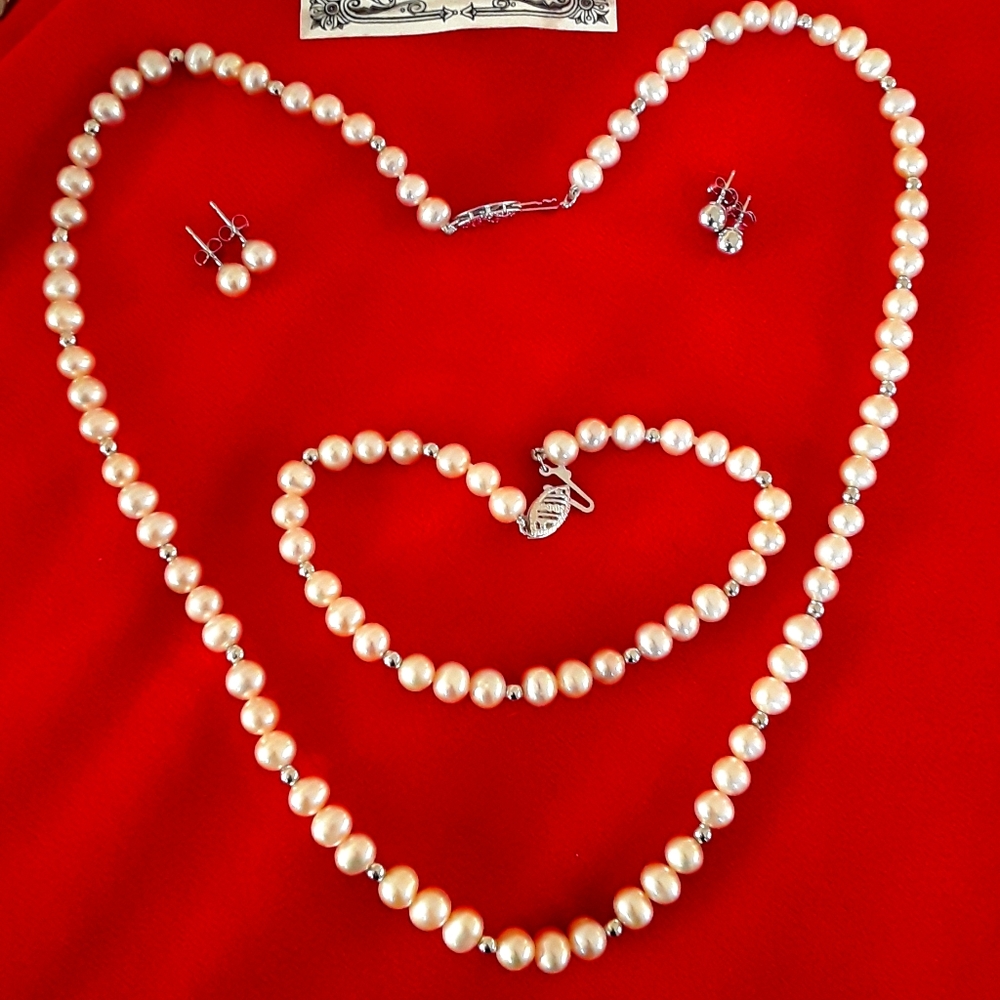 Beautiful 4pc set. Freshwater Pearls